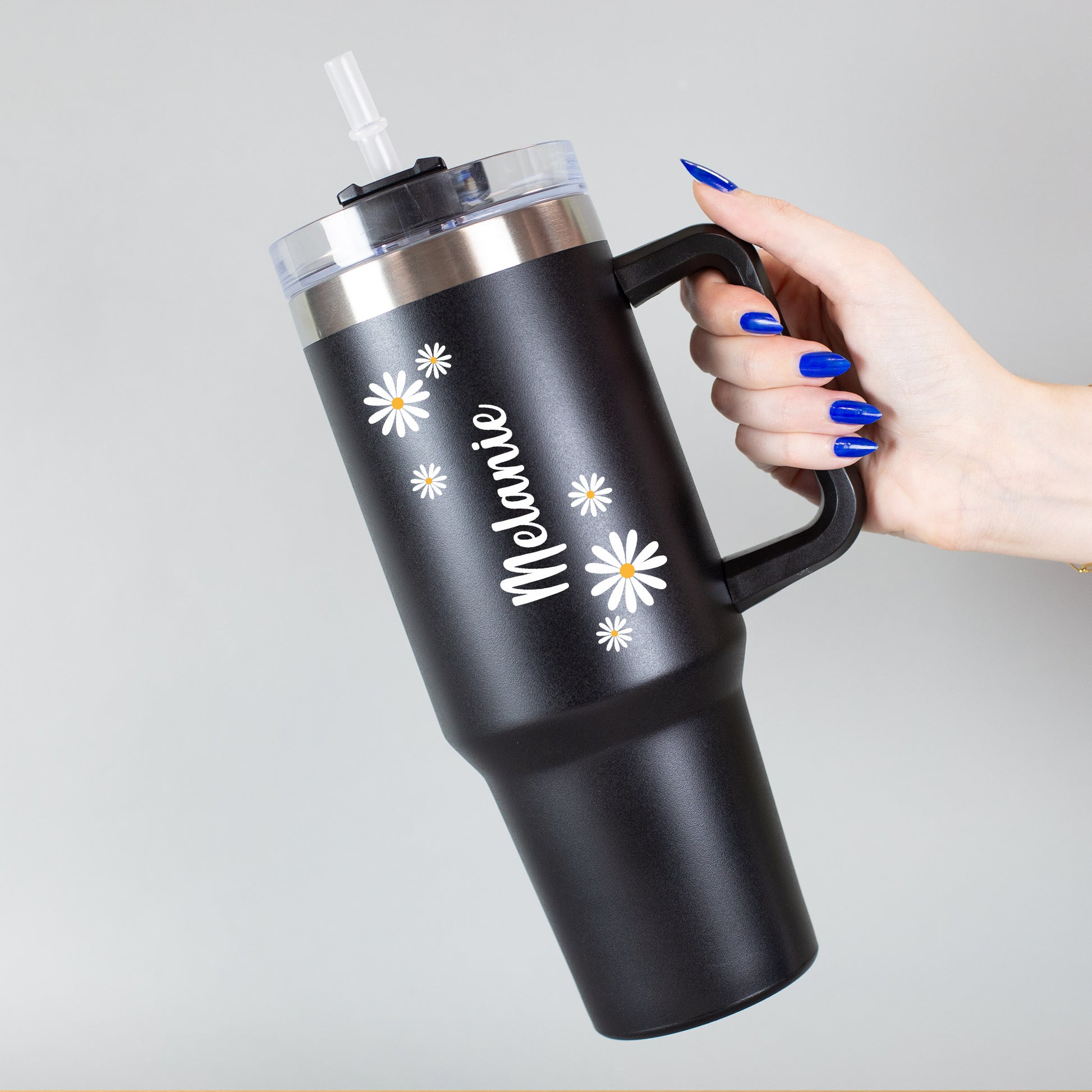 Person hält den Becher in der Hand – ideal für To-go-Momente