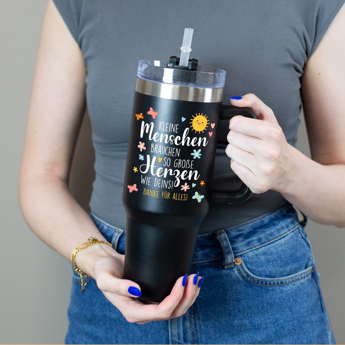 Thermobecher in der Hand einer Person