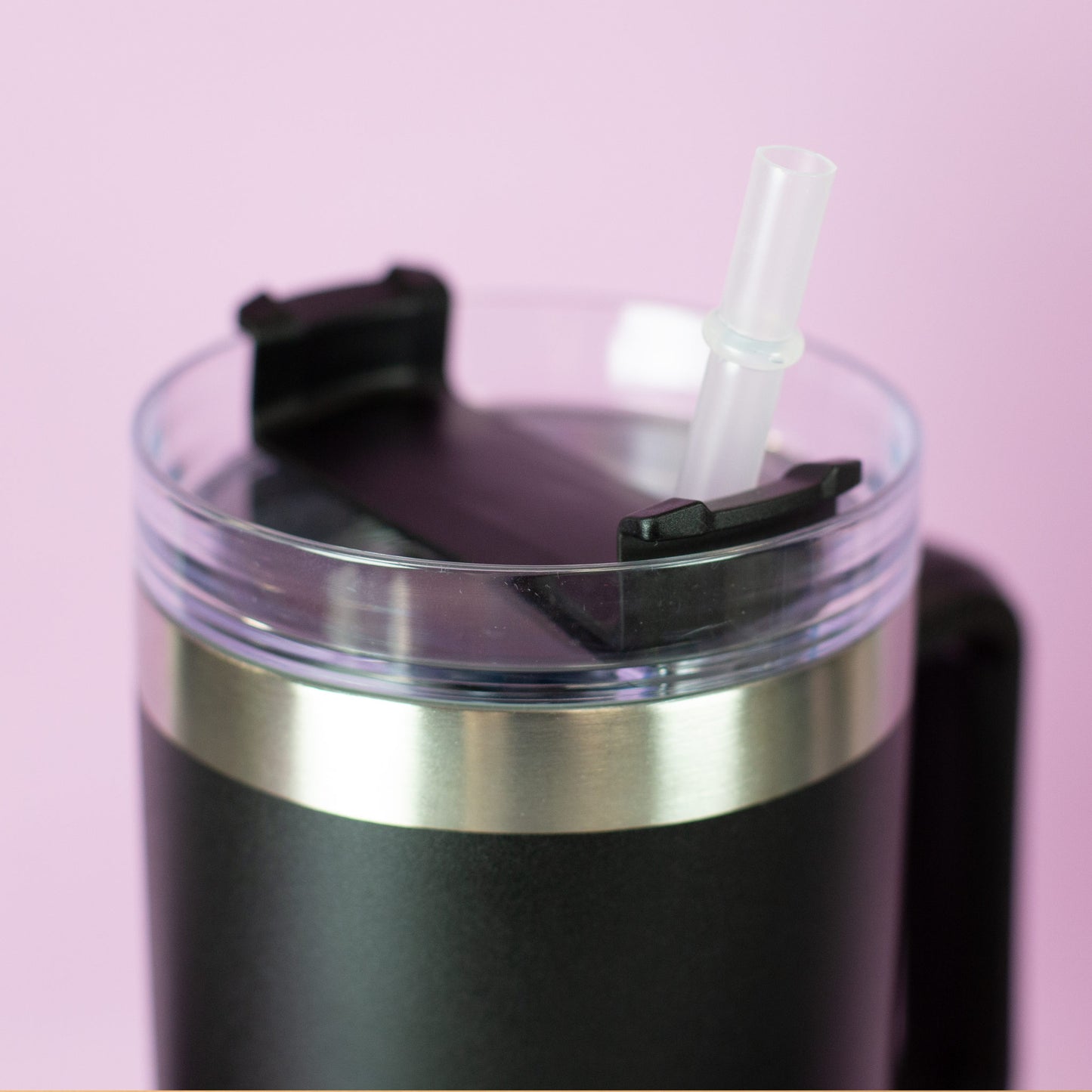 Deckel mit drei Positionen & Strohhalm mit Stopp-Ring aus der Nähe