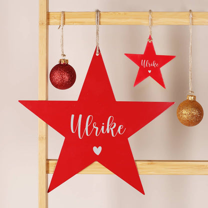 Roter Sternanhänger mit Namensgravur in einer von zwei Größen