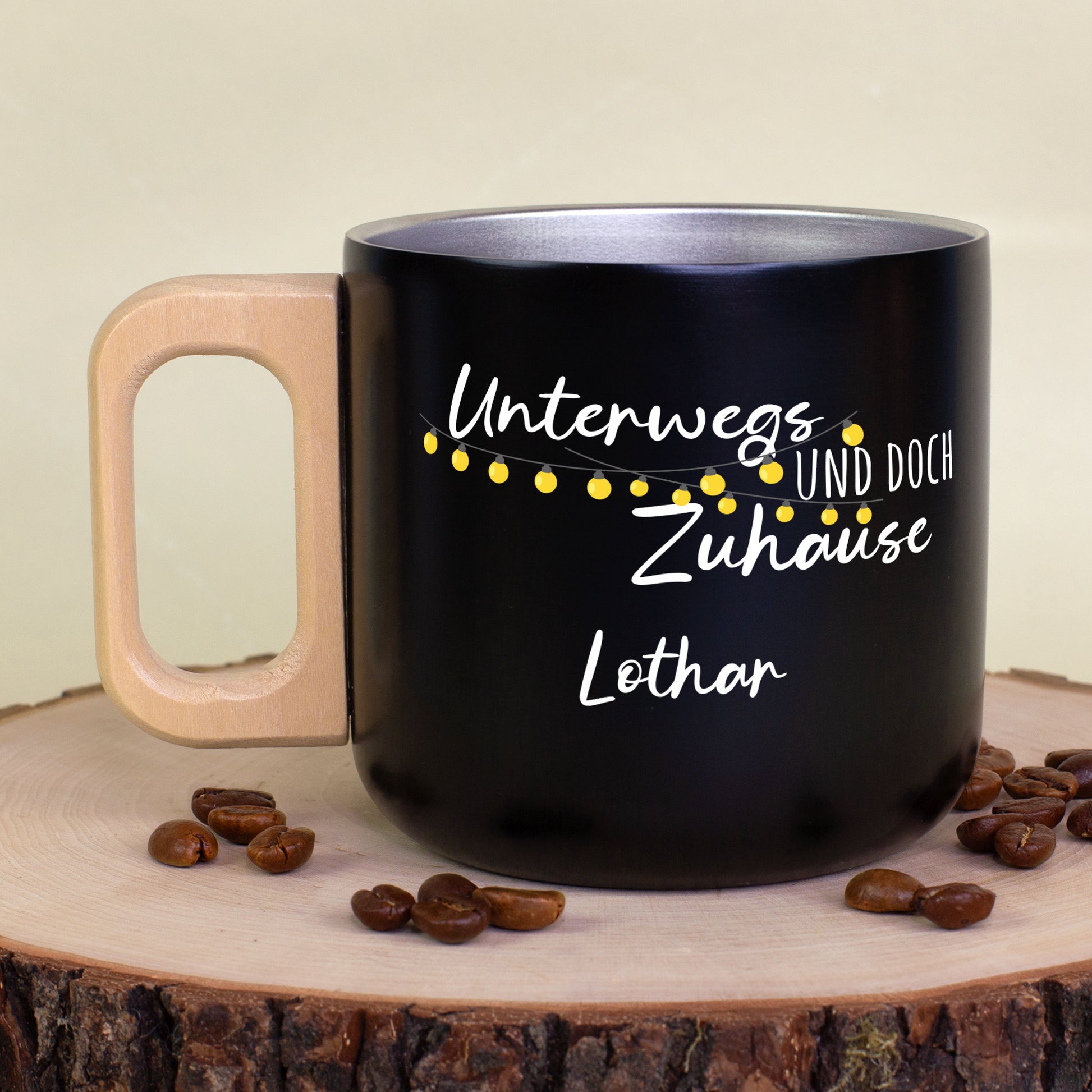 Schwarzer Campingbecher mit Holzgriff und Personalisierung Lothar auf Holzscheibe mit Kaffeebohnen