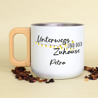 Weißer Edelstahlbecher mit Holzgriff, Motiv „Unterwegs und doch Zuhause“ und Name Petra