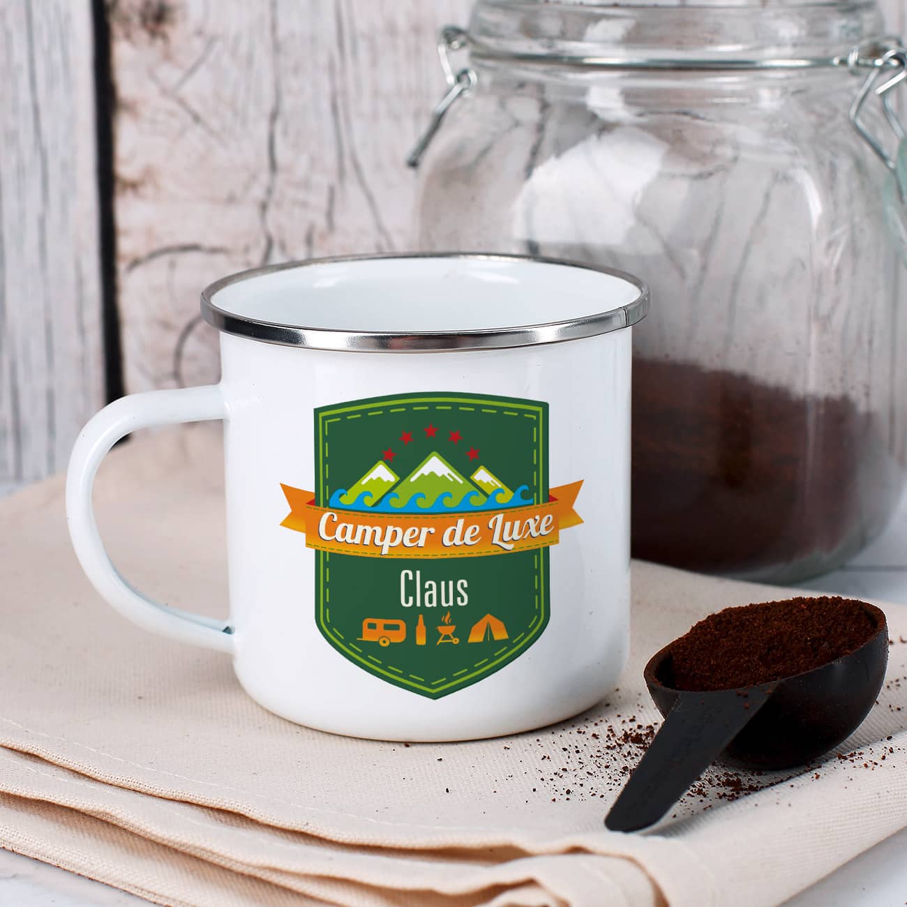 Emaillierte Metalltasse mit Camper de Luxe Motiv
