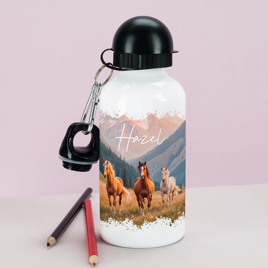 Trinkflasche mit Pferde-Motiv und Name „Hazel“ – mit Karabiner und Schutzkappe