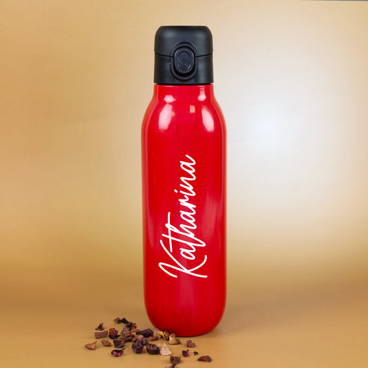 Rote personalisierte Trinkflasche mit Namen „Katharina“, schwarzem Einhandverschluss und dekorativem Tee im Vordergrund
