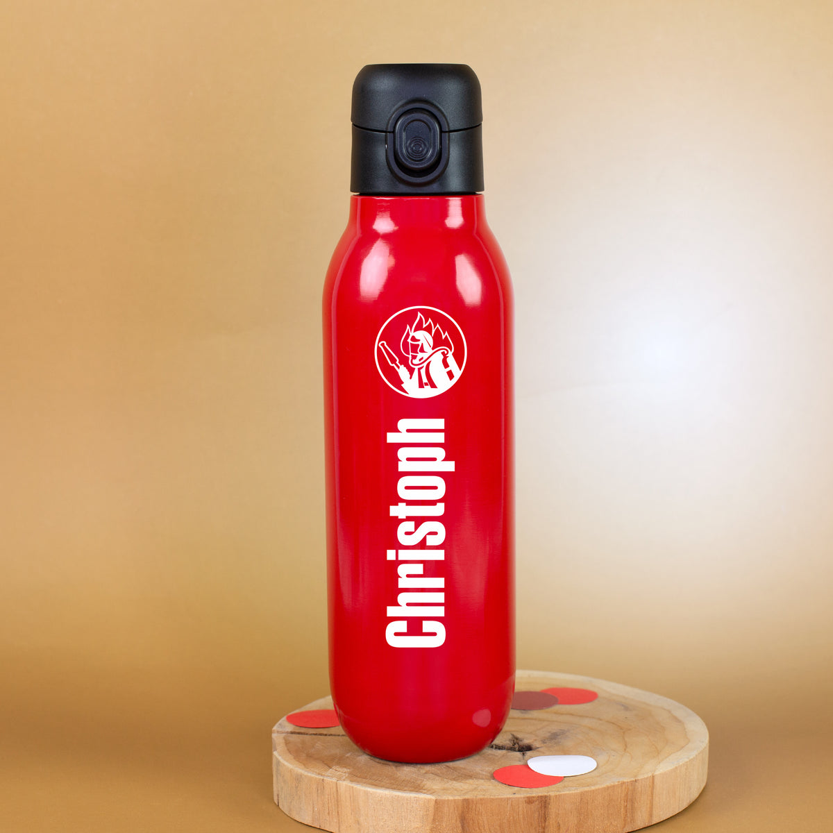 Personalisierte rote Feuerwehr-Trinkflasche mit Namen „Christoph“ und Feuerwehrmotiv auf einer Holzscheibe dekoriert