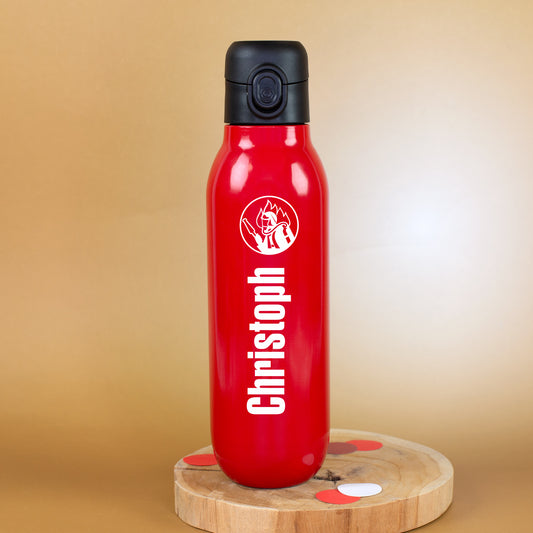 Personalisierte rote Feuerwehr-Trinkflasche mit Namen „Christoph“ und Feuerwehrmotiv auf einer Holzscheibe dekoriert