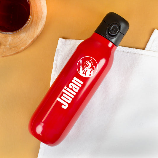 Rote Edelstahl-Trinkflasche mit personalisiertem Namen „Julian“, weißem Feuerwehr-Aufdruck und schwarzem Klickverschluss auf hellem Stoff
