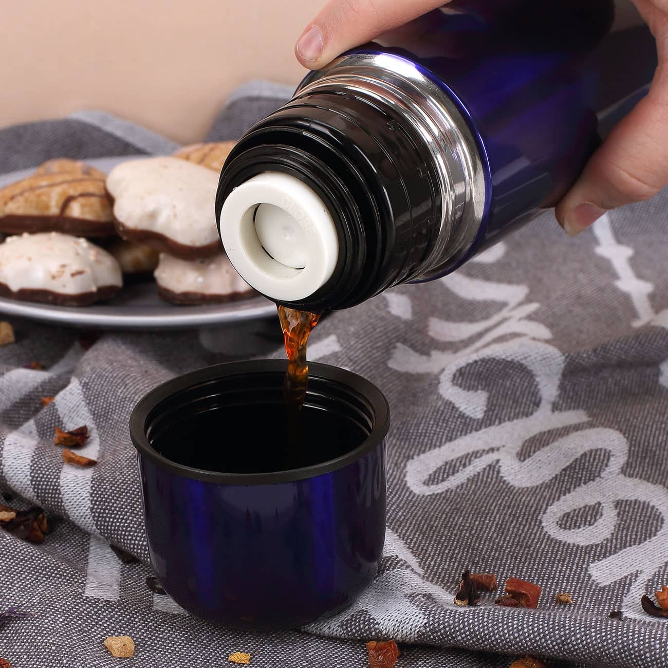 Thermosflasche mit Druckknopf und Deckel als Trinkbehälter