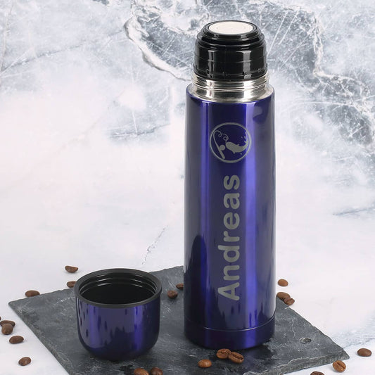 blaue Thermoskanne mit graviertem Fisch und einer Angel