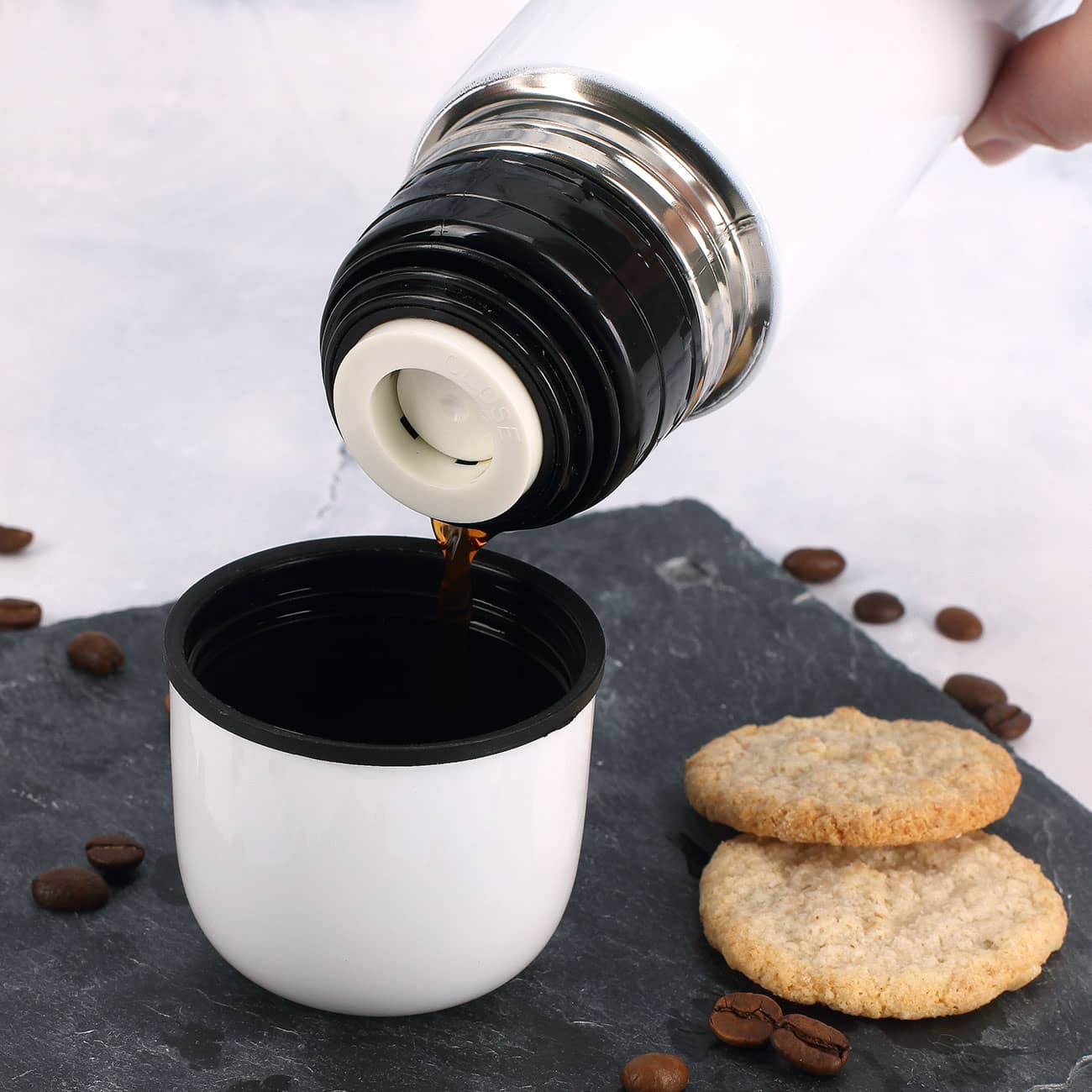 Druckknopf zum Öffnen und Schließen der Flasche