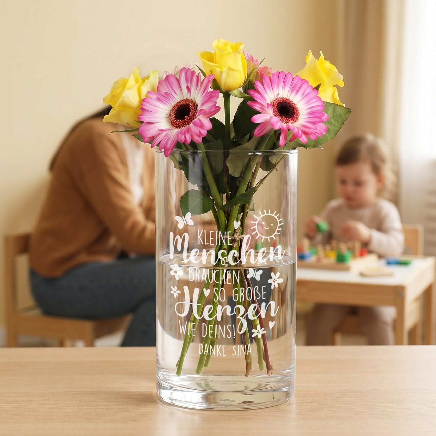 Personalisierte Vase für Erzieherin mit Blumenstrauß und Gravur als Dankeschön Geschenk im Kindergarten