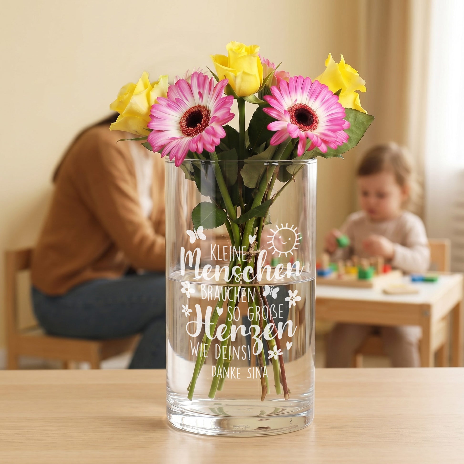 Personalisierte Vase für Erzieherin mit Blumenstrauß und Gravur als Dankeschön Geschenk im Kindergarten