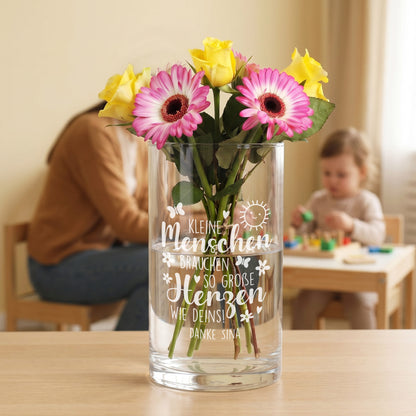 Personalisierte Vase für Erzieherin mit Blumenstrauß und Gravur als Dankeschön Geschenk im Kindergarten