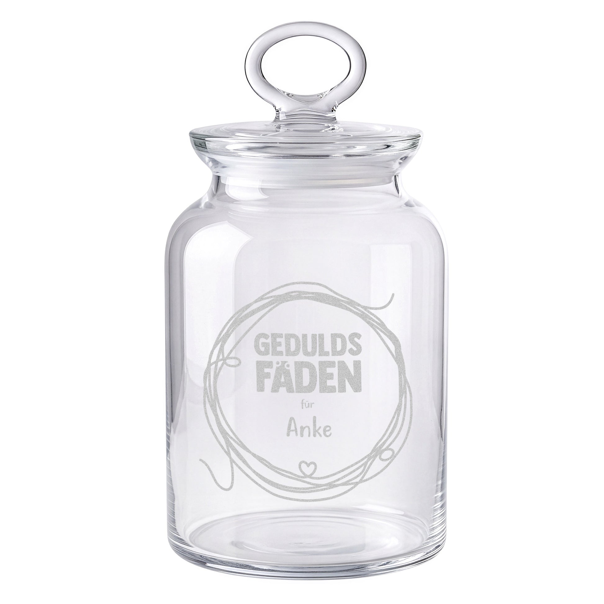 Leere Glasdose mit Geduldsfaden Gravur und Name Anke auf weißem Hintergrund