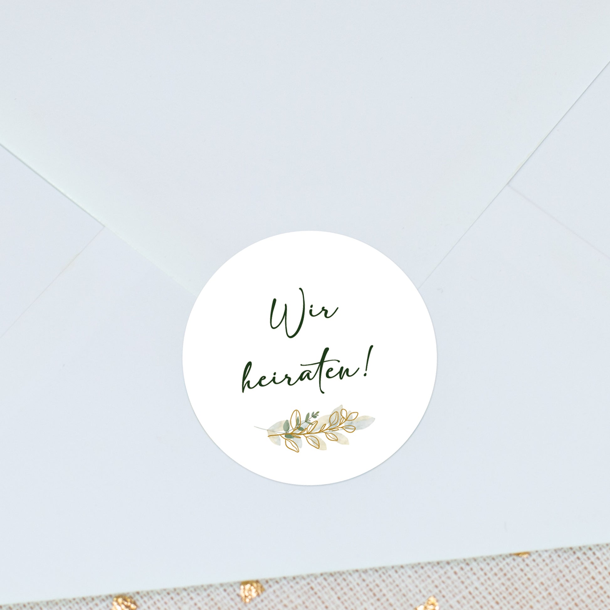 Nahaufnahme eines Stickers mit personalisierten Text und Zweig