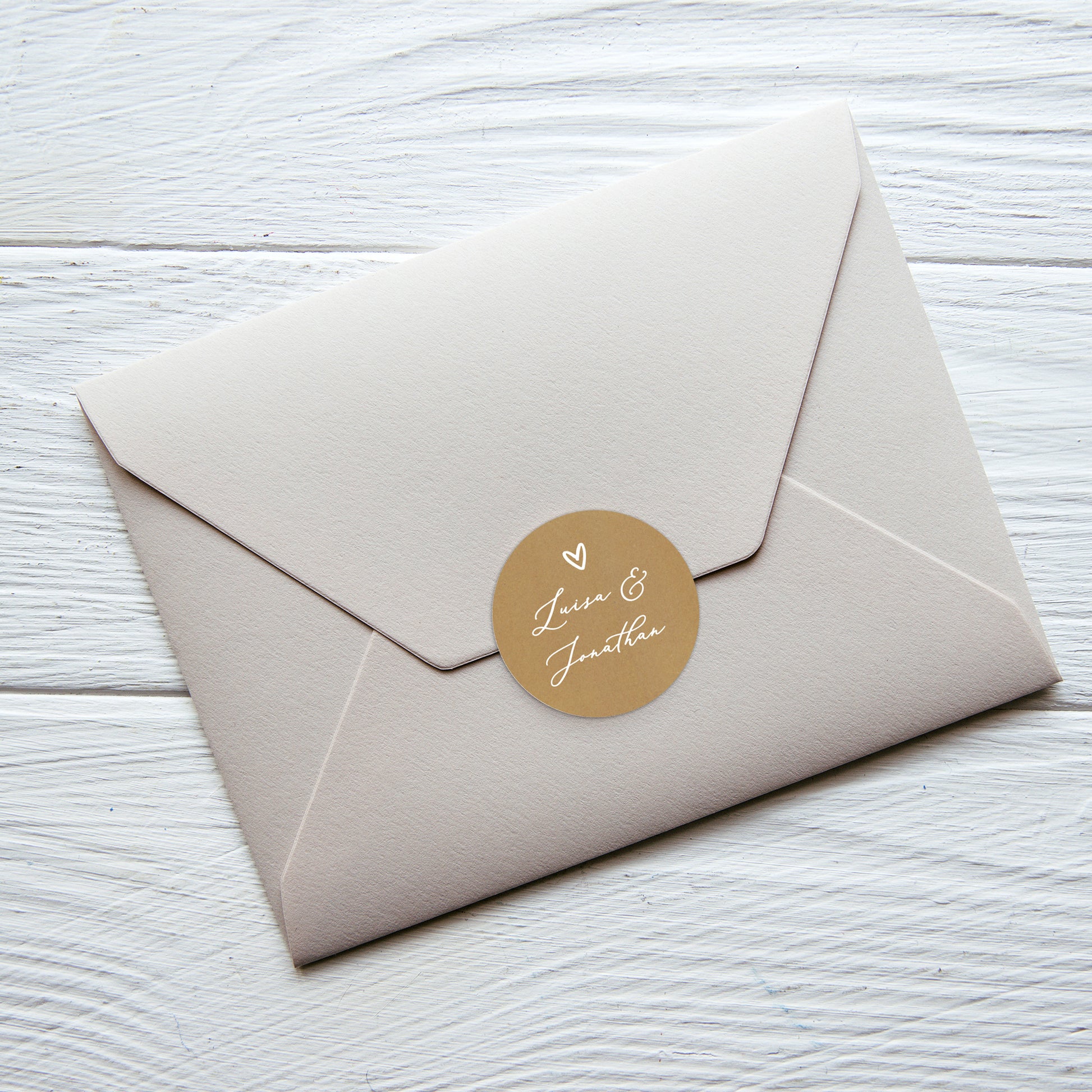 Aufkleber auf Umschlag angebracht – stilvolle Hochzeitsdeko