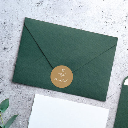 Sticker auf Einladungskarte in grünem Umschlag