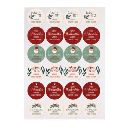 Nahaufnahme eines Aufkleberbogens mit Weihnachtsmotiven (Weihnachtsmann, Tannenzweig, Mistelzweig, Schriftzug „Frohe Weihnachten“), mattes Papier.