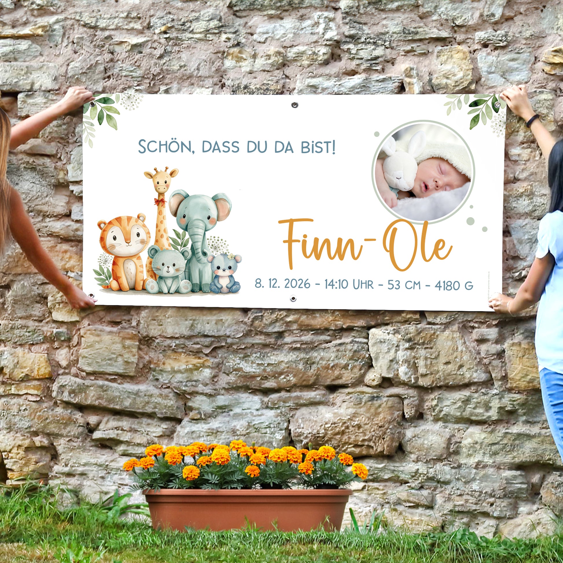 Personalisiertes Banner zur Geburt mit Tiermotiv, Babyfoto und Name Finn-Ole vor Steinwand