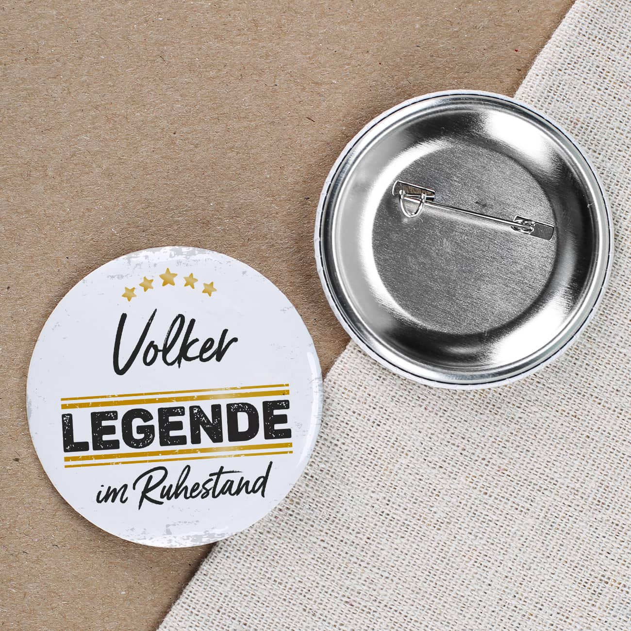 Button mit Anstecknadel auf der Rückseite