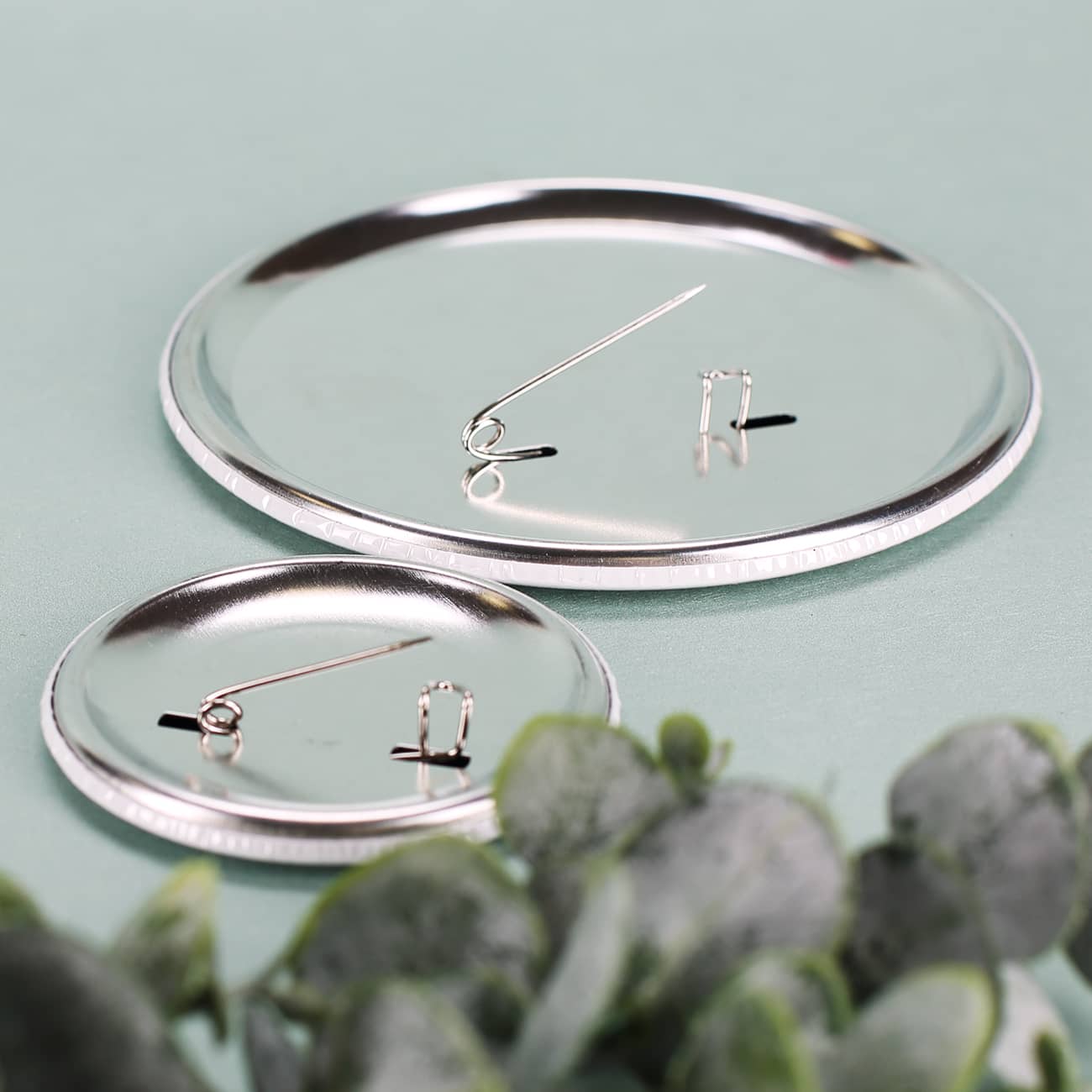 XXL Button aus Metall mit Anstecknadel