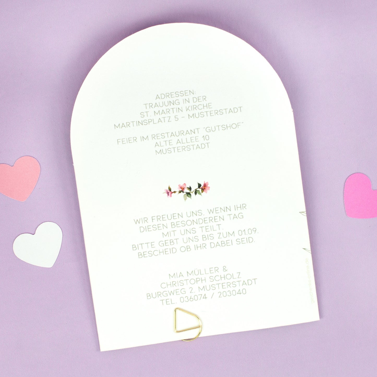 Rückseite der Hochzeitseinladung mit Adressen, Kontaktdaten, Rückmeldung und goldener Klammer