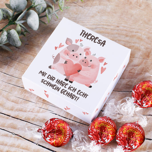 Geschenkbox mit Lindorkugeln und Aufleger: zwei Schweine mit Herz und Name "Johanna"