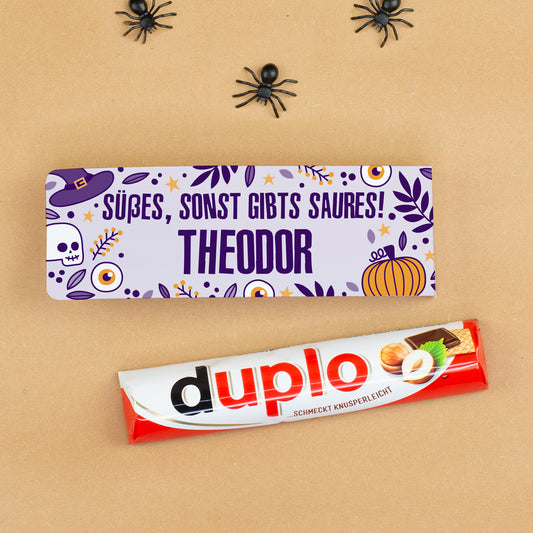 Personalisierter duplo Halloween-Riegel Theodor neben duplo Schokoriegel und Deko-Spinnen