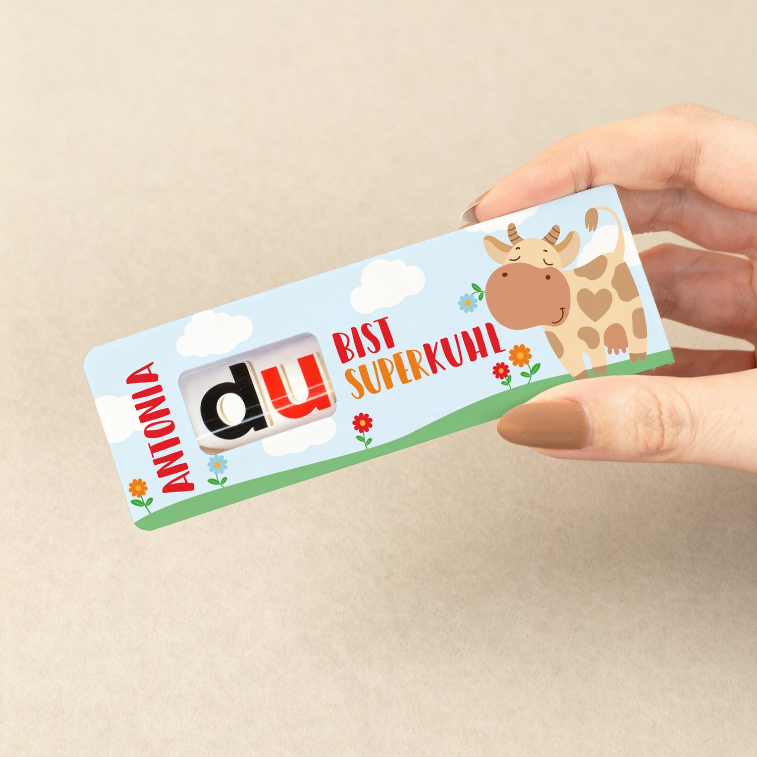 Personalisierter duplo Riegel wird in der Hand gehalten – Geschenk für Kinder