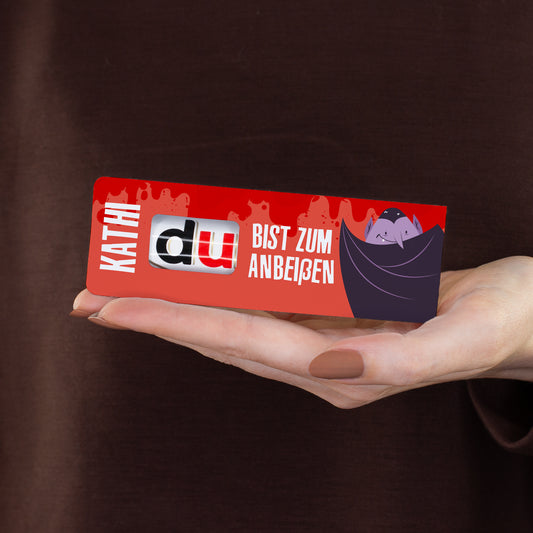Halloween-Geschenkverpackung für Duplo mit Name Kathi und Spruch Bist zum Anbeißen in der Hand gehalten