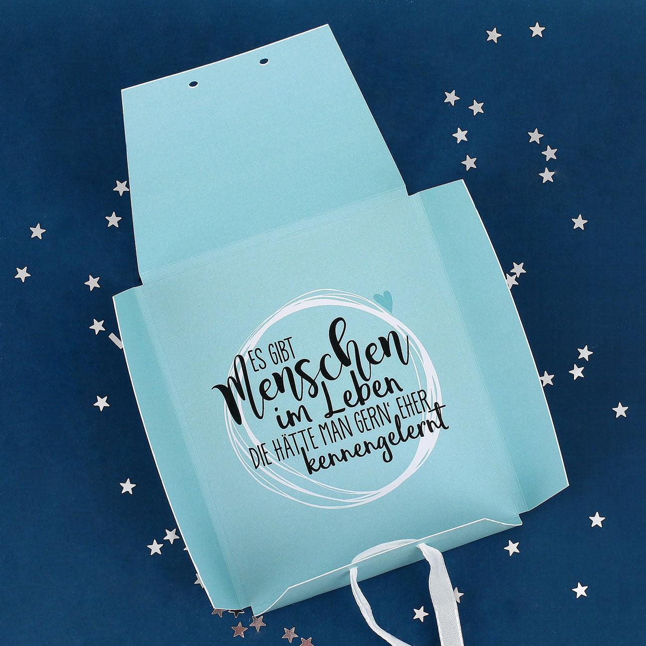 Geschenkbox des silbernen Armbandes mit Sternanhänger für die Freundin aufgeklappt