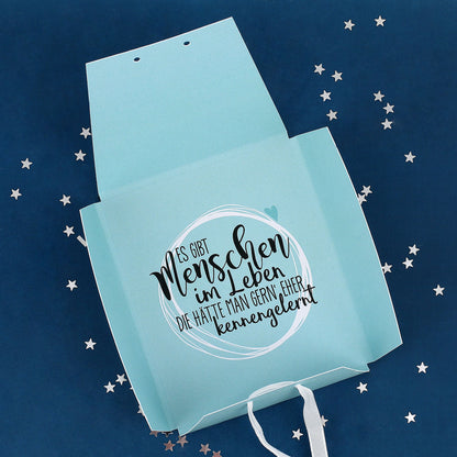 Geschenkbox des silbernen Armbandes mit Sternanhänger für die Freundin aufgeklappt