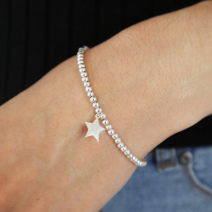 Silbernes Armband mit Sternanhänger für die Freundin
