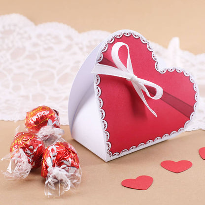 Herzschachtel wird mit einem kleinen Band verschlossen