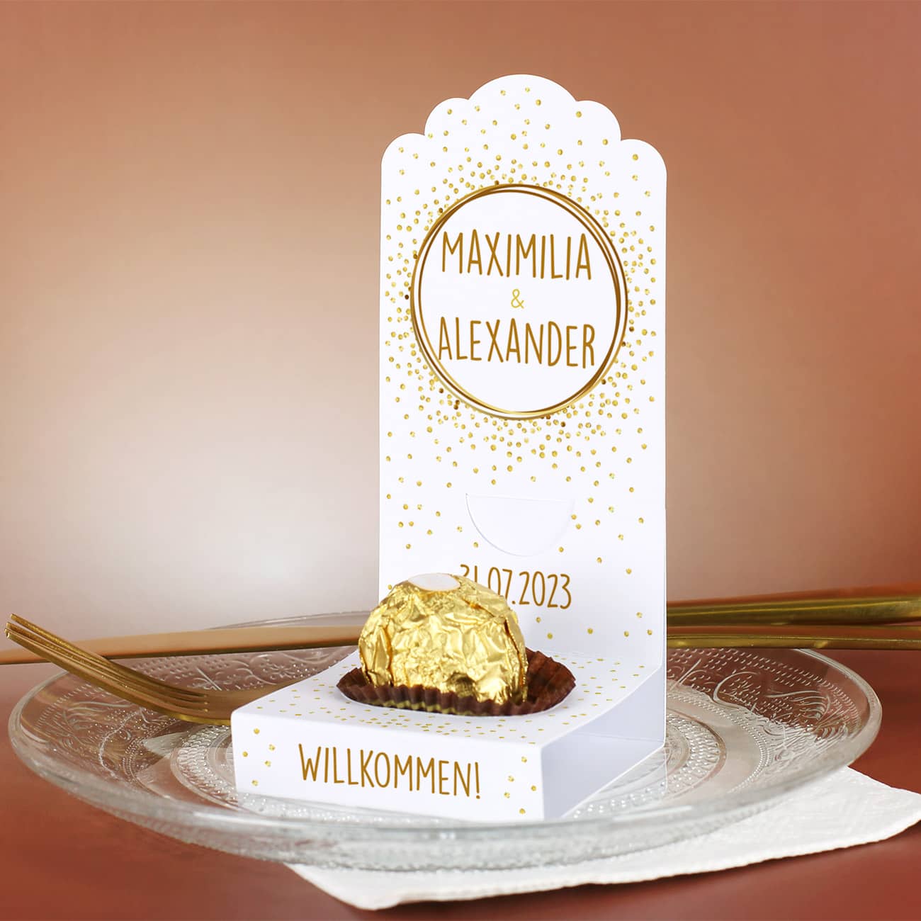 DIY-Faltaufsteller zur Hochzeit mit Ihren Wunschangaben und goldenen Konfetti-Motiv gestaltet