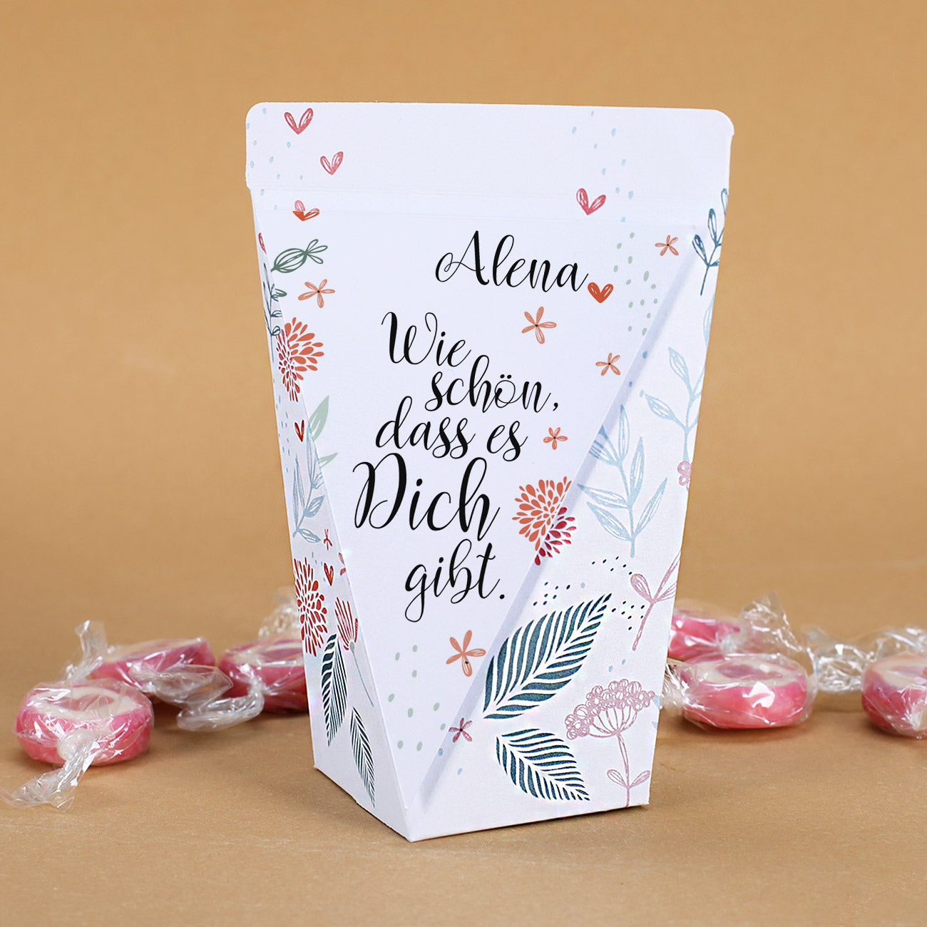 Befüllt mit 10 süßen Herz-Bonbons