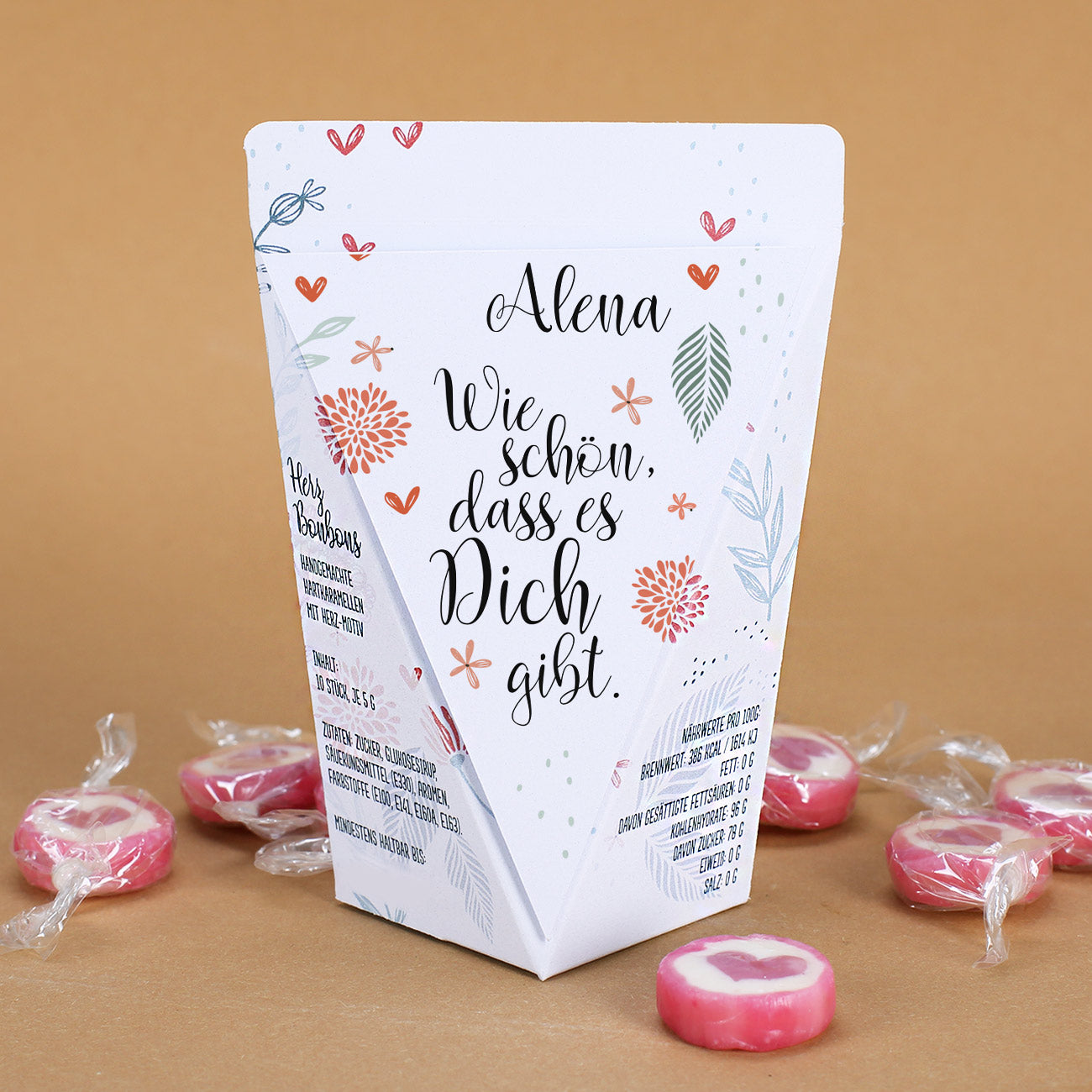 Herz-Bonbons als liebevolle Füllung in Geschenktüte mit Name