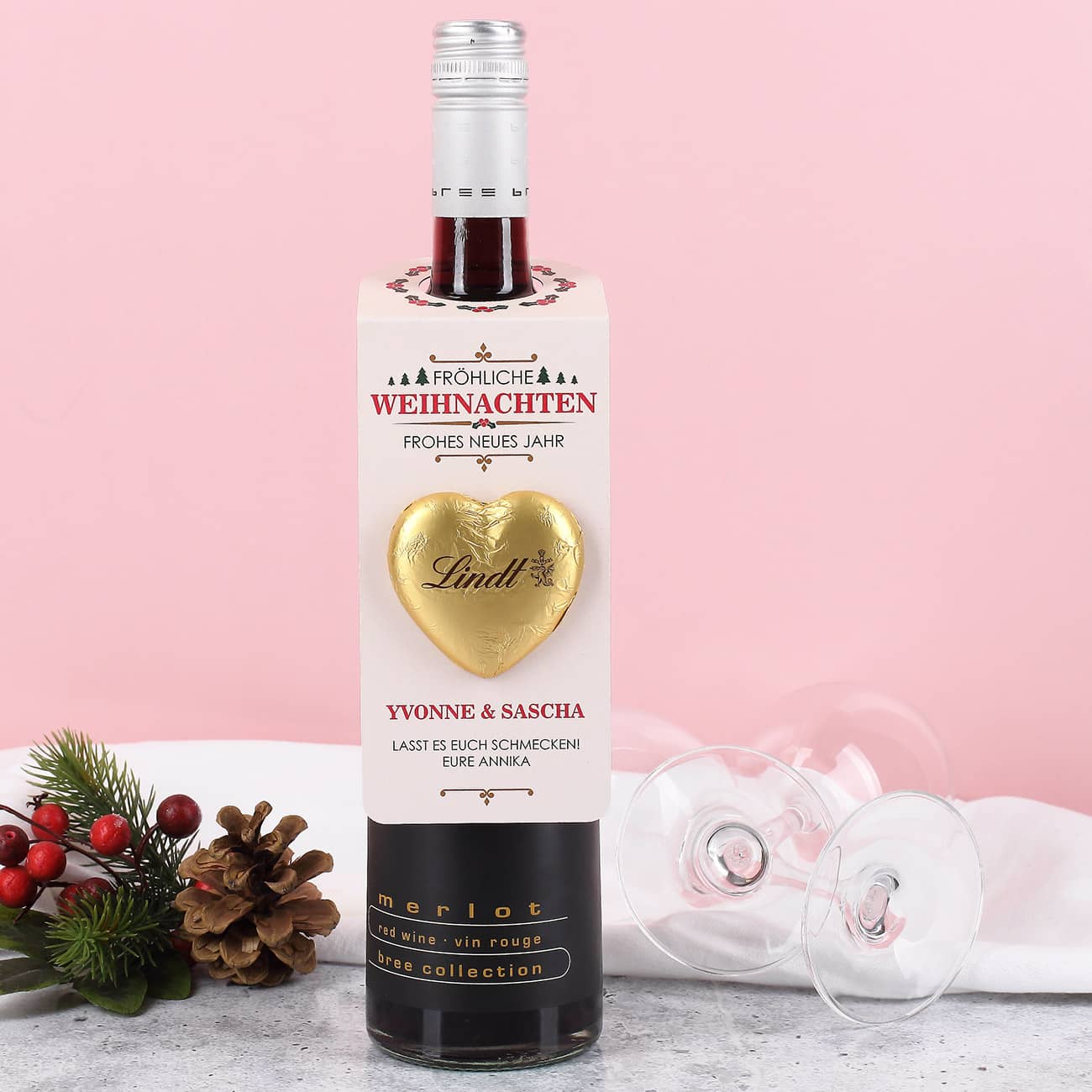 großer Flaschenanhänger mit Lindt-Herz zu Weihnachten