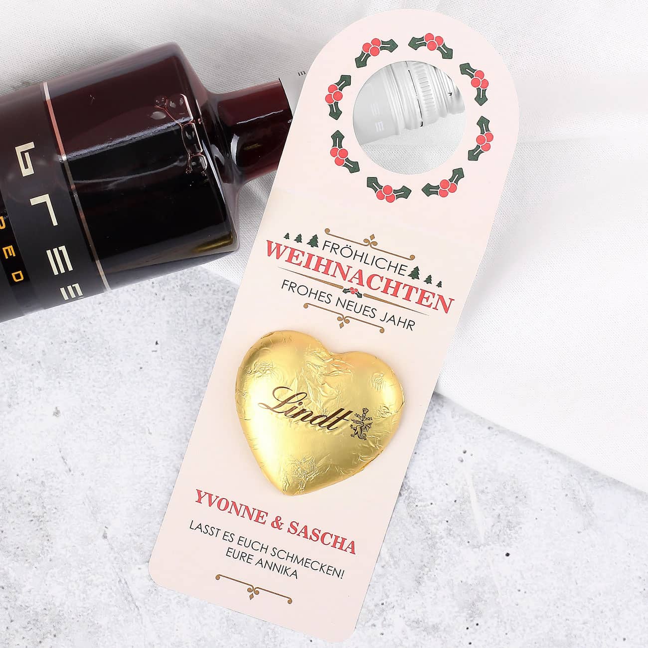 Weihnachtilicher Flaschenanänger für große Flaschen mit Schokolade