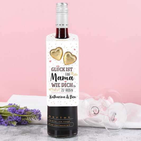 Flaschenanhänger zum Muttertag an Weinflasche mit Text „Glück ist eine Mama wie dich zu haben“ und zwei goldenen Lindt-Schokoherzen