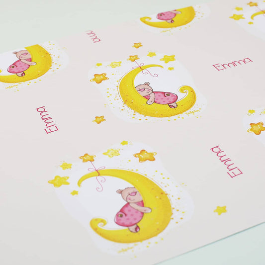 Träumender Bär in Rosa mit Name des Babys auf Geschenkpapier