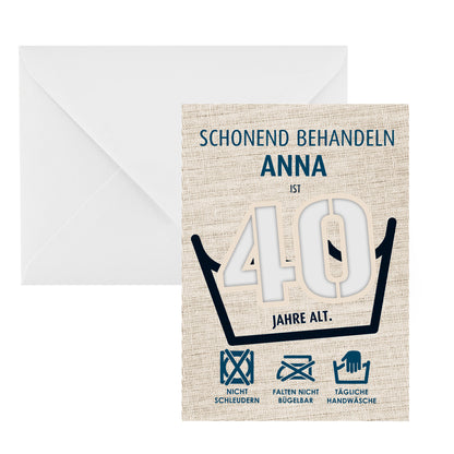 Klappkarte „Schonend behandeln – Anna ist 40 Jahre alt“ mit leerem Ausschnitt und weißem Umschlag dahinter