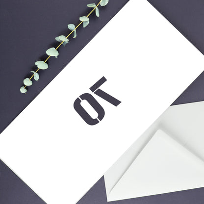 Rückseite der Geburtstagskarte mit aufgedruckter Zahl 70 in Digitalanzeige-Optik und weißem Umschlag daneben