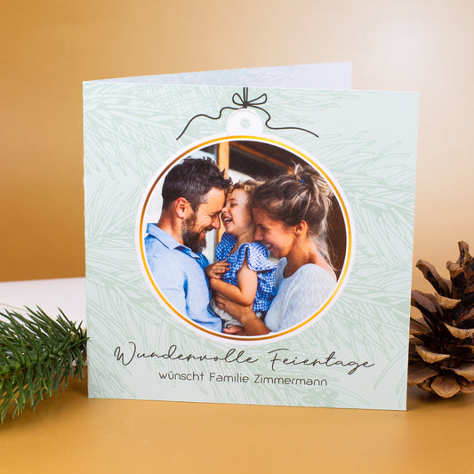 Frontansicht der geschlossenen Weihnachtskarte mit rundem Familienfoto und Aufdruck „Wundervolle Feiertage wünscht Familie …“