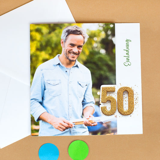 Einladungskarte zum 50. Geburtstag mit Foto und goldener Zahl 50 auf der Vorderseite