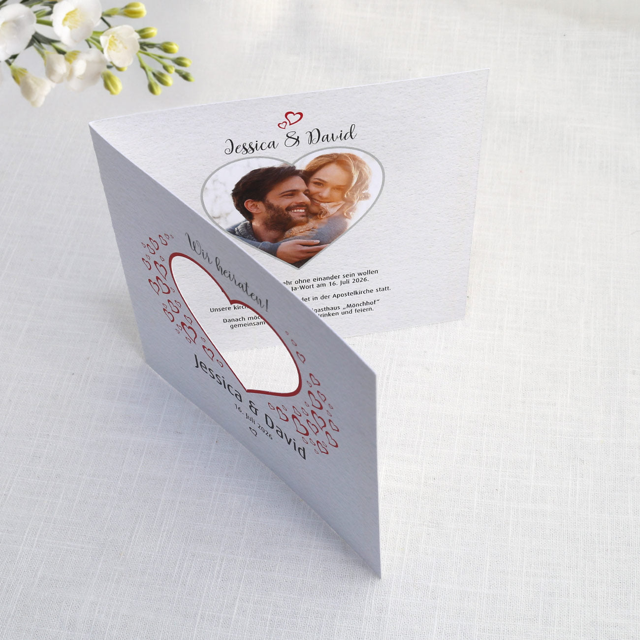 Einladungskarte zur Hochzeit mit Herz-Ausschnitt und Foto