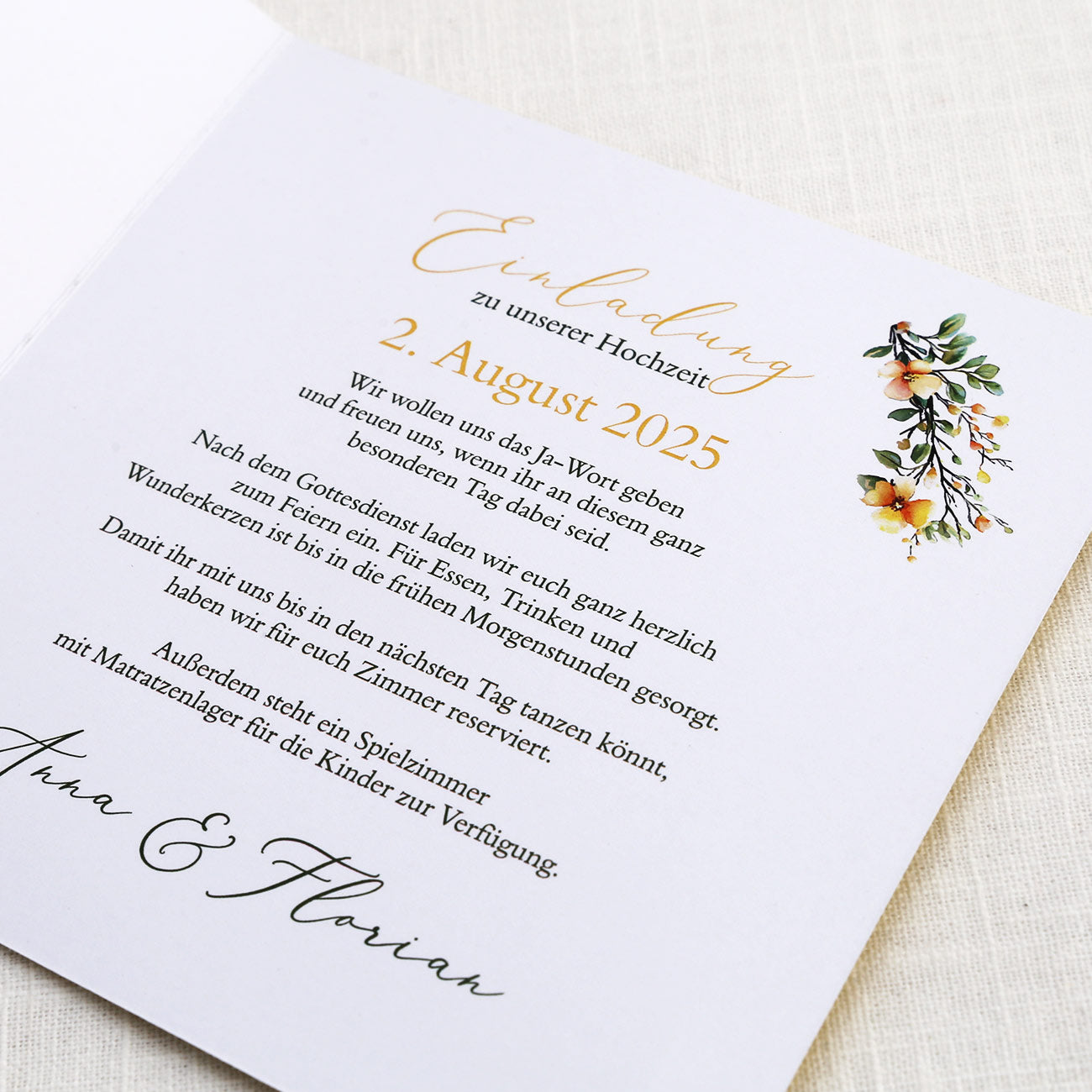 Einladungskarte zur Hochzeit mit Blütenkranz und rundem Anhänger