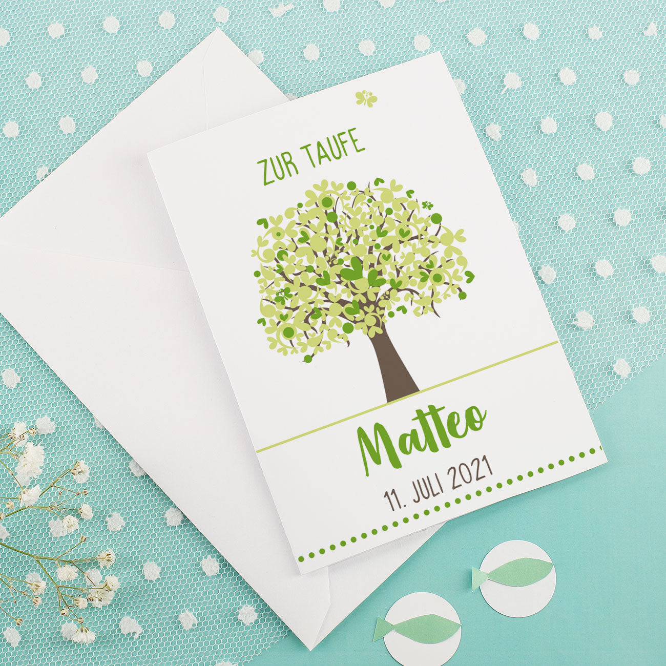 Hübsche grüne Klappkarte zum Tauftag mit Lebensbaum und Ihren Wunschangaben gestaltet