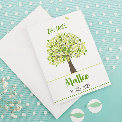 Hübsche grüne Klappkarte zum Tauftag mit Lebensbaum und Ihren Wunschangaben gestaltet
